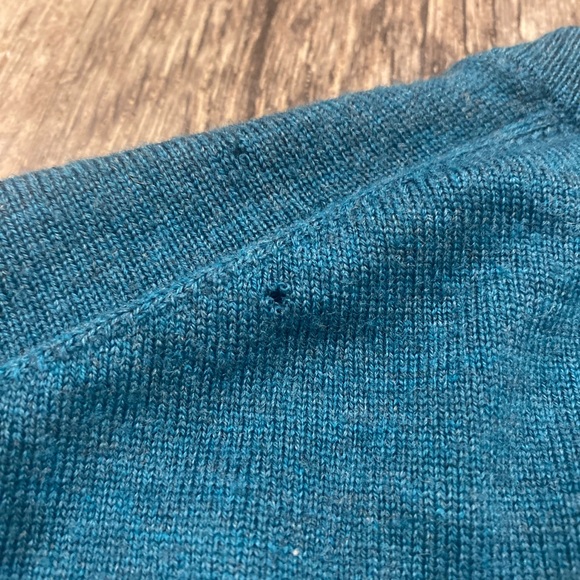 Peter Millar merino wool v neck sweater. - Picture 4 of 6